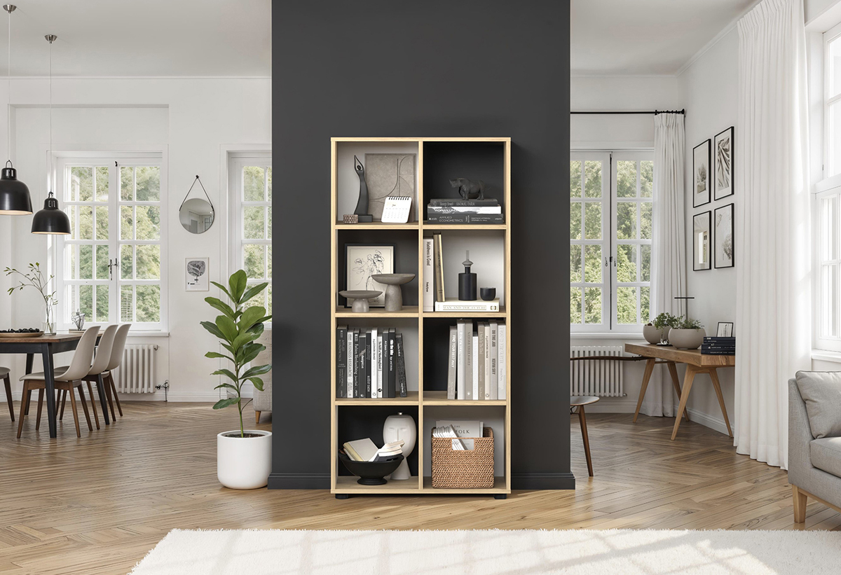 Απεικονίζεται η βιβλιοθήκη γεμάτη με κουτιά αποθήκευσης, βιβλία και διακοσμητικά σε ένα σαλόνι.